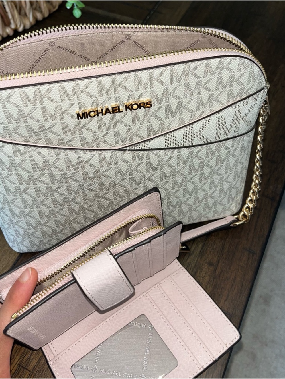 Michael Kors Pink and Vanilla Signature Crossbody with Matching Wallet - Picture 2 of 4